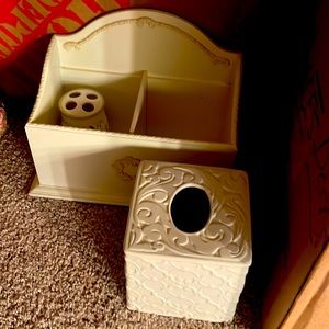 Bathroom tissue holder set